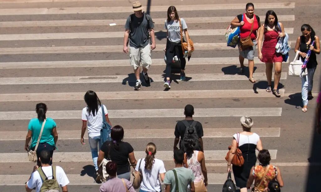 expectativa-de-vida-no-brasil-em-2023-era-de-76,4-anos,-diz-ibge