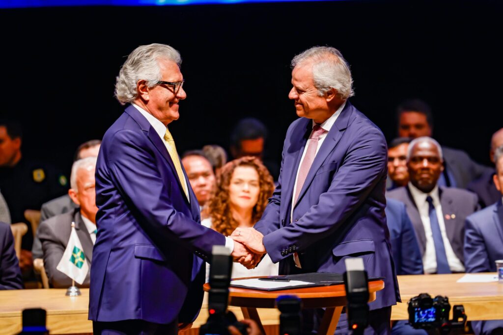 caiado-firma-acordo-com-porto-do-acu-para-impulsionar-exportacoes-goianas