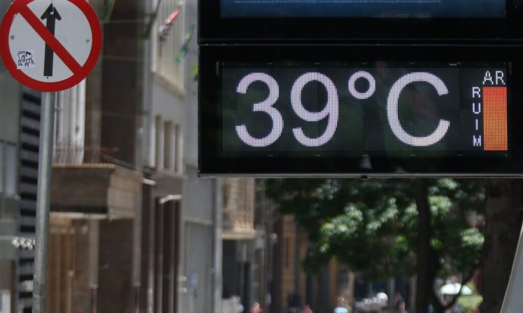 goias-em-alerta:-fim-de-semana-com-calor-intenso,-ventos-fortes-e-risco-elevado-de-incendios