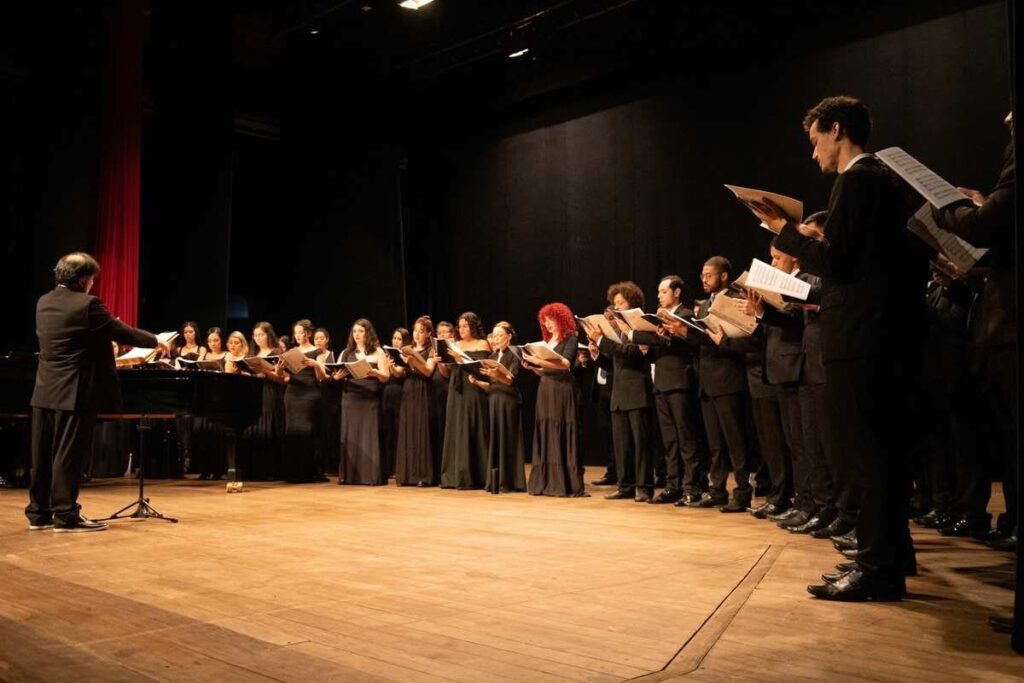 coro-jovem-e-banda-dos-bombeiros-fazem-concerto-gratuito-em-goiania