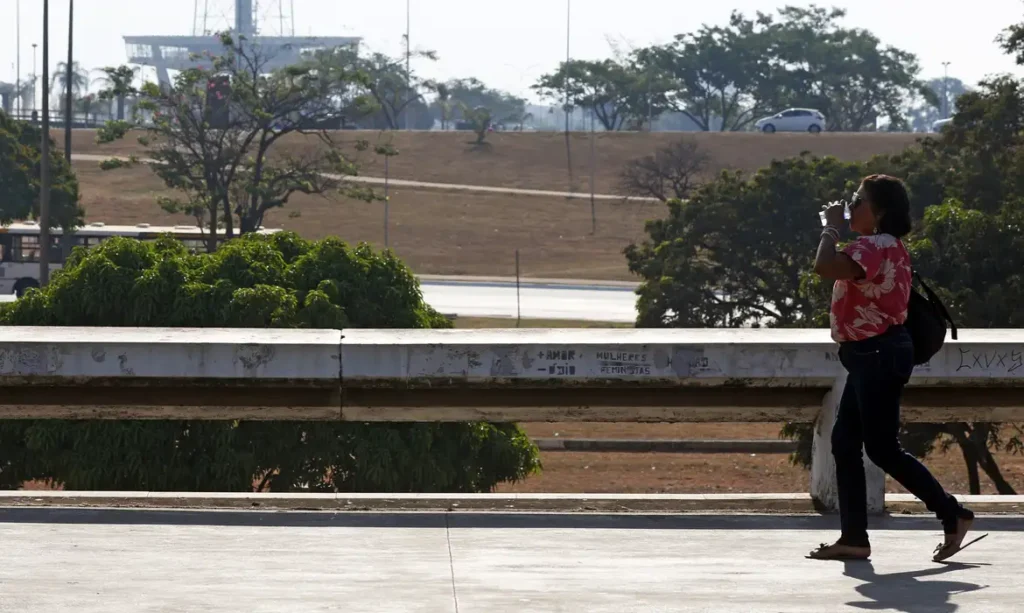 inmet-emite-alerta-laranja-de-seca-em-12-estados-e-o-df