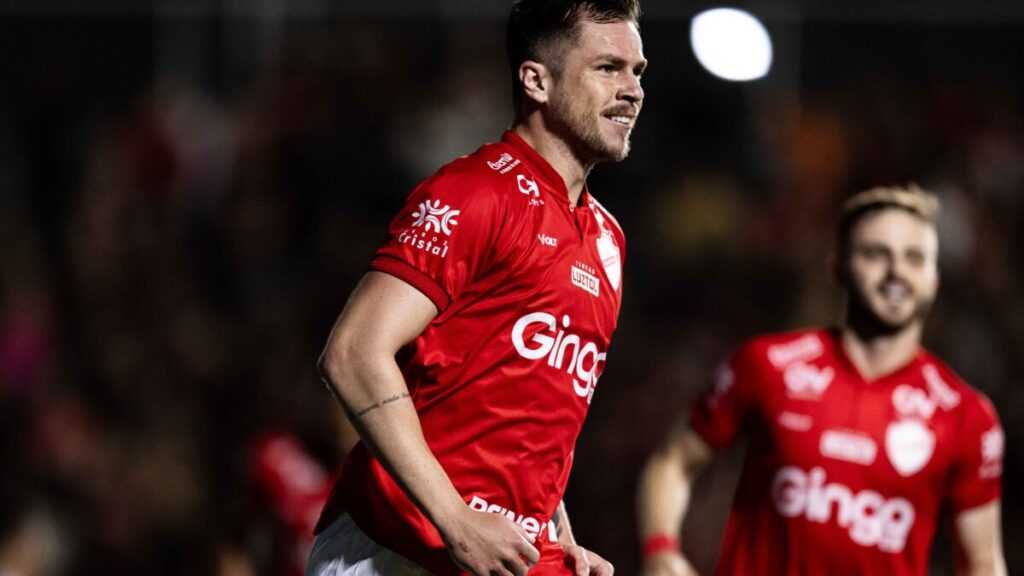 vila-nova-vence-athletico-paranaense-em-casa-e-cola-no-goias