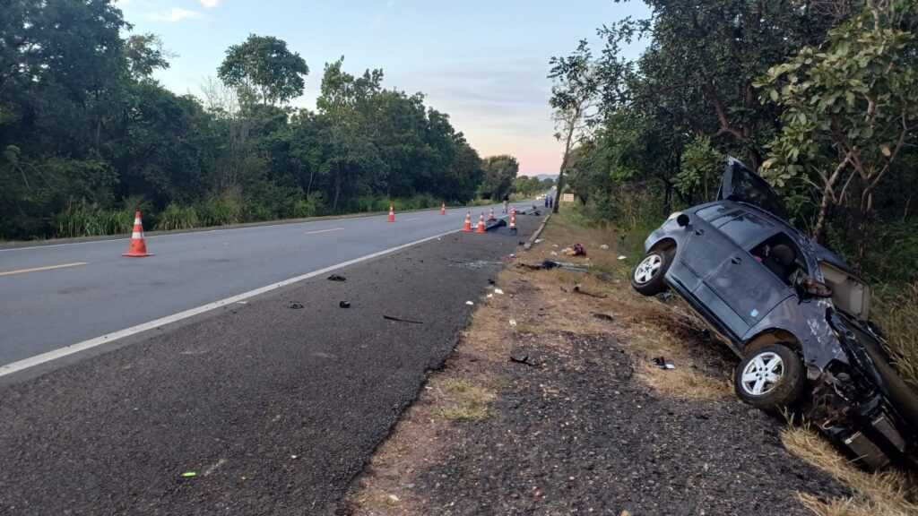 colisao-contra-arvore-mata-uma-pessoa-e-fere-tres-na-br-153,-em-mara-rosa