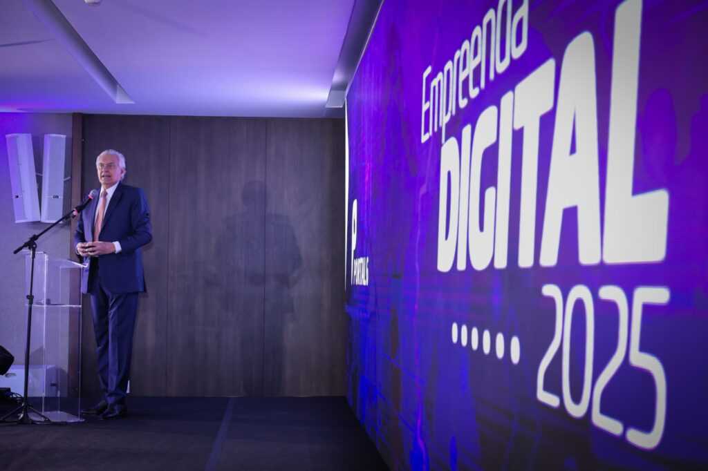 caiado-anuncia-centro-estadual-de-computacao-aberta-em-ia