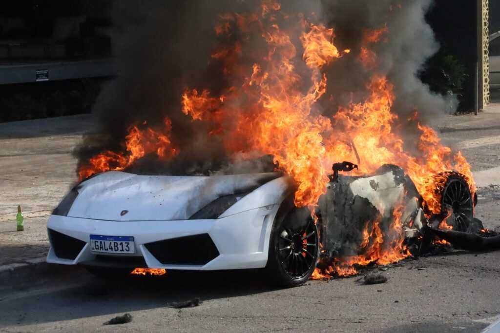 lamborghini-avaliada-em-mais-de-r$-1-milhao-fica-destruida-apos-pegar-fogo,-em-goiania
