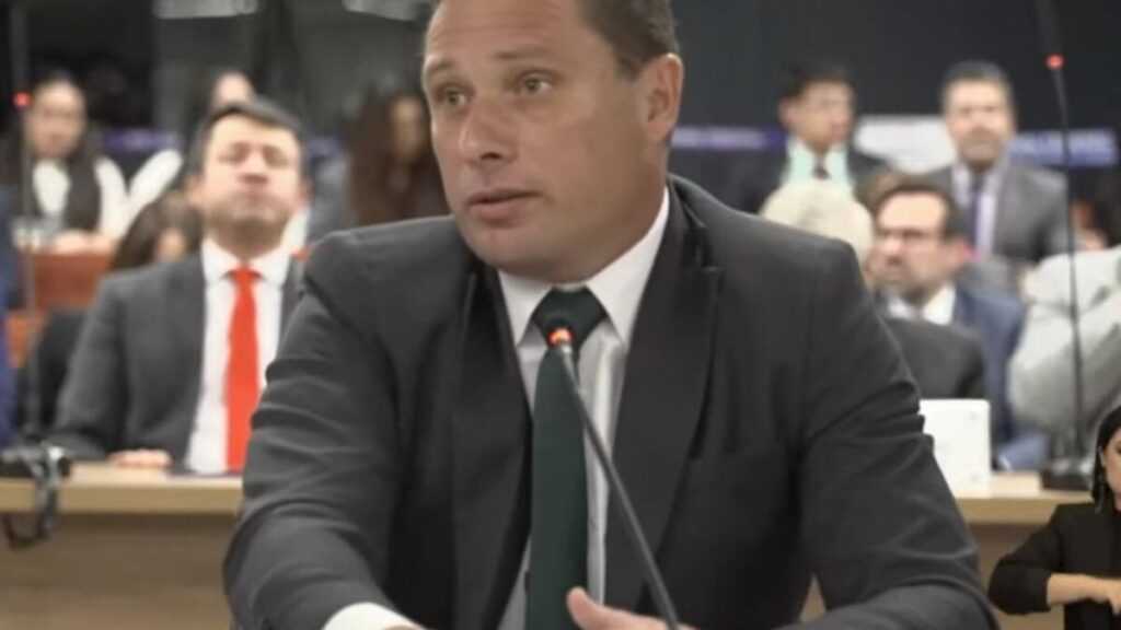 bolsonaro-leu-e-fez-alteracoes-na-minuta-de-golpe,-diz-mauro-cid