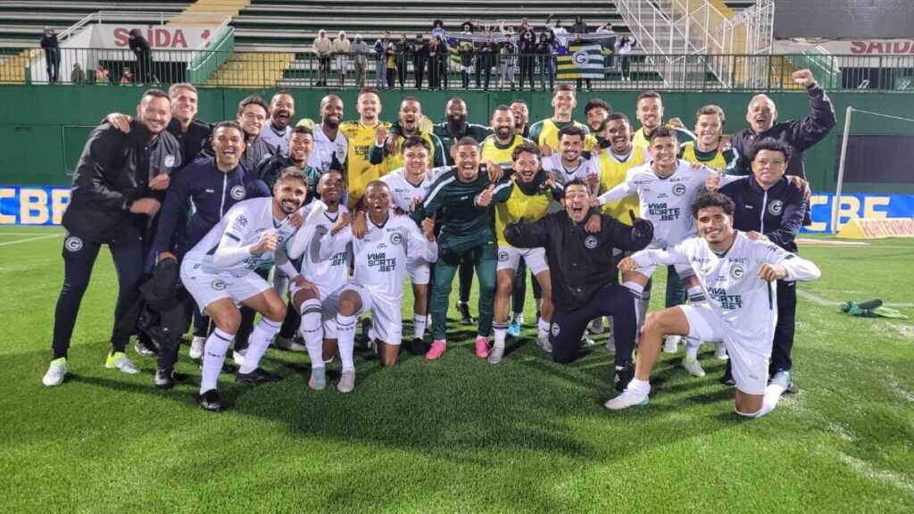 goias-vira-no-ultimo-minuto-de-jogo,-vence-a-chapecoense-e-reassume-lideranca-da-serie-b