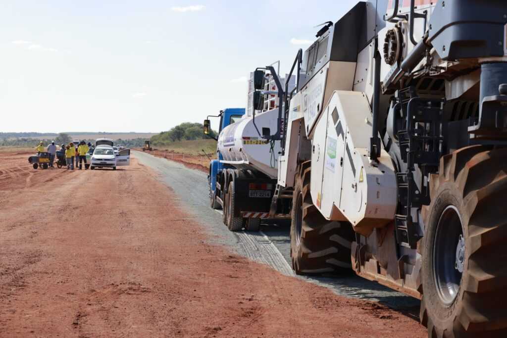 em-goiatuba,-daniel-vilela-vistoria-obras-de-duplicacao-da-go-320-e-modernizacao-do-aerodromo