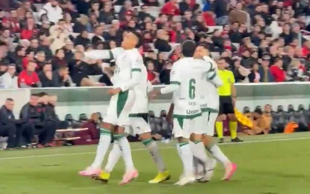 goias-vence-athletico-paranaense-fora-de-casa-e-cola-na-lideranca-da-serie-b