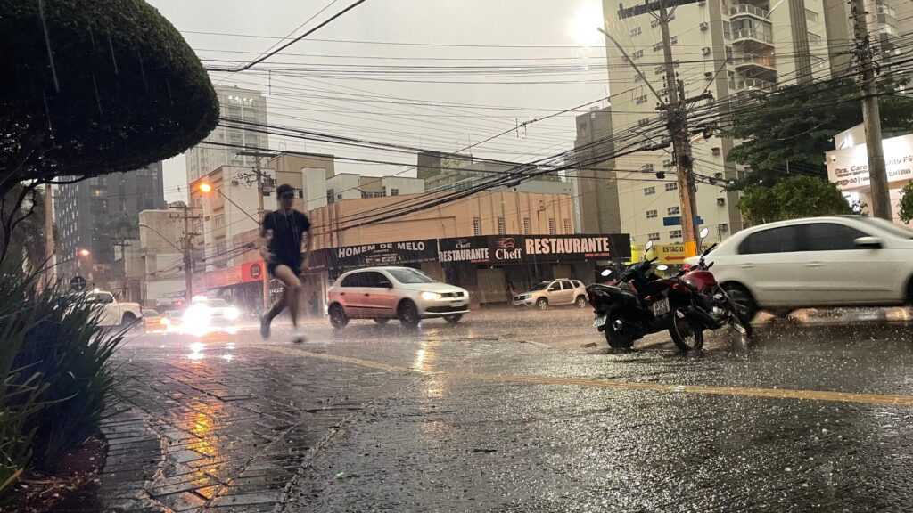 chove-granizo-em-varias-regioes-de-goiania-depois-de-tarde-de-calor