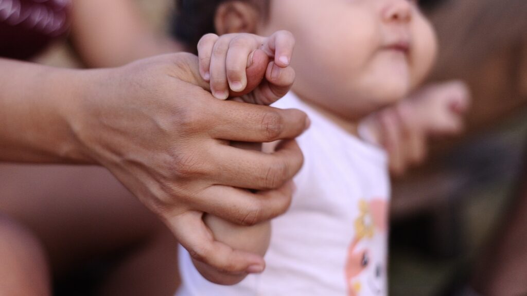 crianca-tem-dupla-maternidade-reconhecida-em-valparaiso-de-goias,-apos-acao-da-dpe-go
