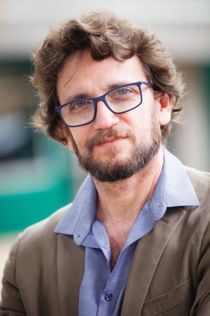 professor-da-ueg-recebe-trofeu-jaburu-2025