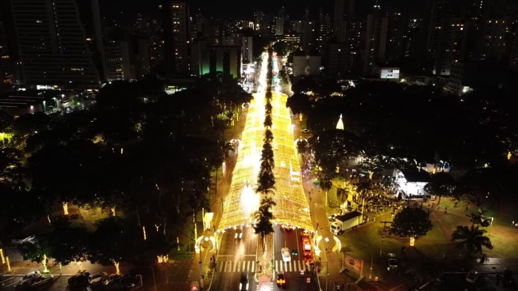 tunel-de-luzes-inaugura-iluminacao-de-natal-na-praca-tamandare