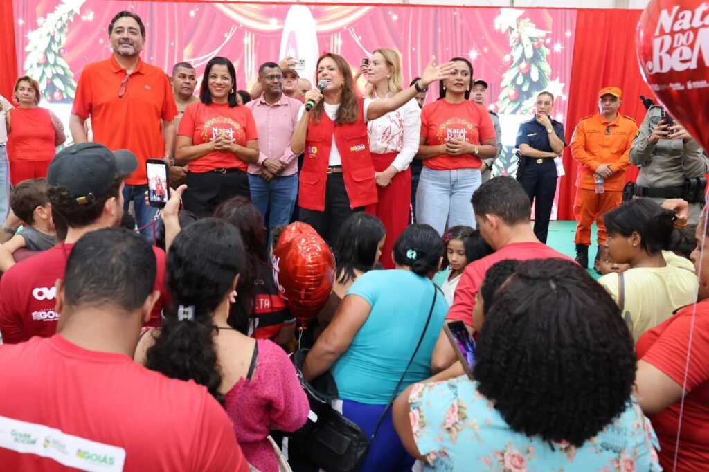 gracinha-caiado-leva-a-magia-do-natal-do-bem-com-a-entrega-de-brinquedos-a-criancas-de-formosa