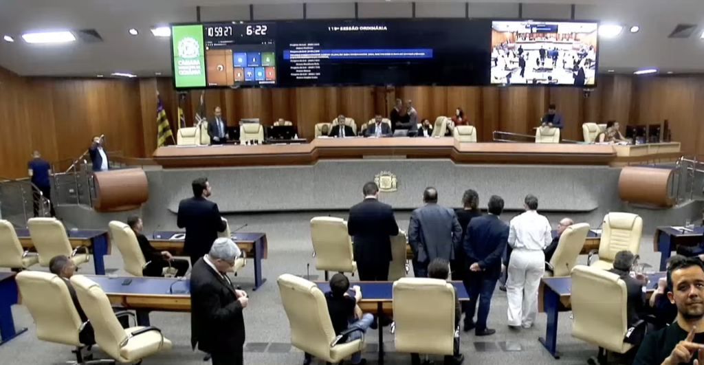 com-emenda-que-condiciona-derrubada,-camara-aprova-texto-de-revogacao-da-taxa-do-lixo