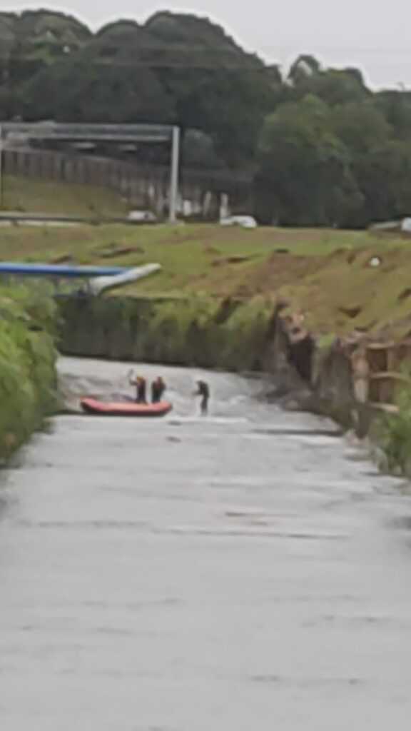 bombeiros-resgatam-vitima-e-buscam-mulher-arrastada-por-enxurrada-na-marginal-botafogo