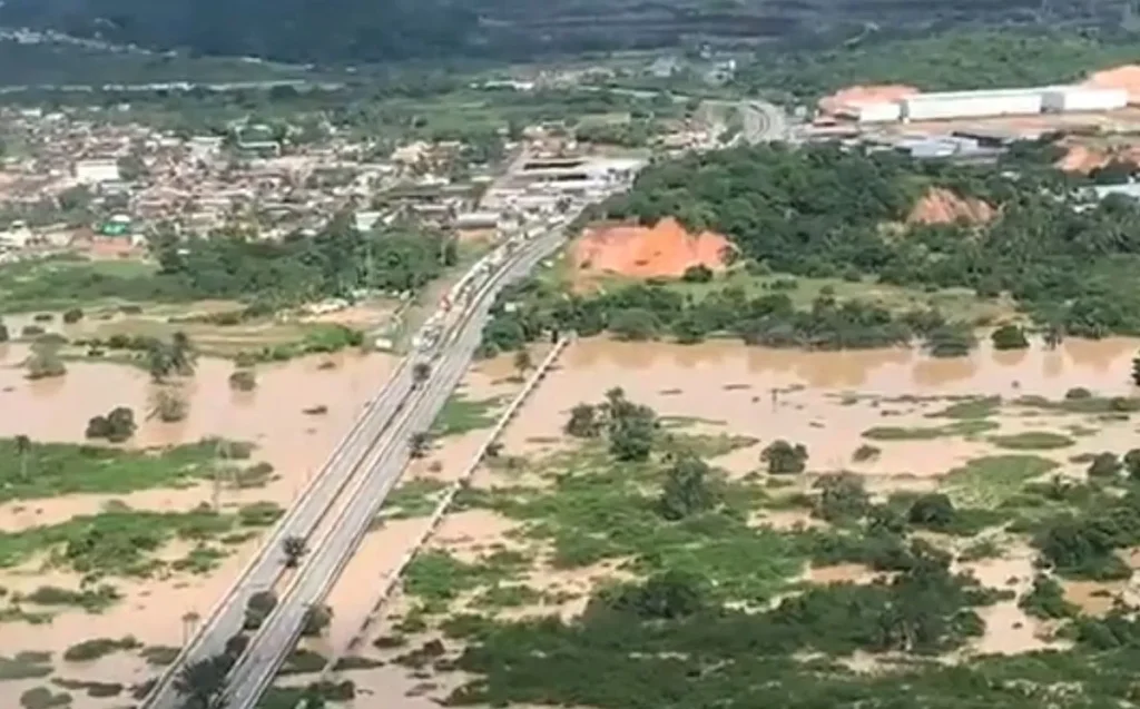 chuvas-em-pe:-mais-de-2-mil-estao-desalojados-e-desabrigados-apos-temporais