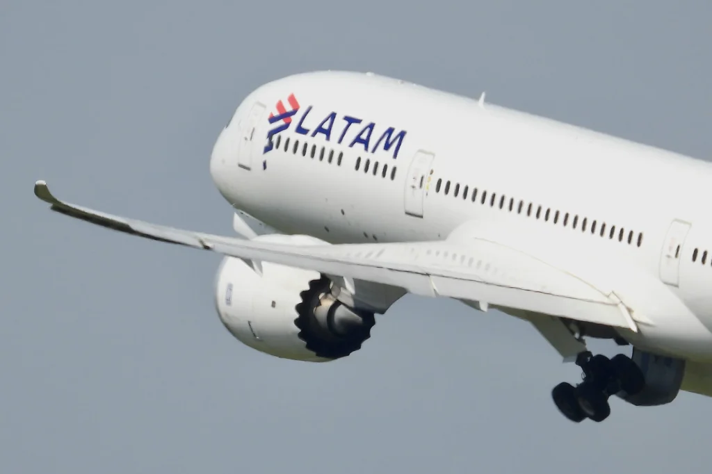 Alta do combustível faz Latam diminuir voos e acende alerta para aumento das passagens alta-do-combustivel-faz-latam-reduzir-voos-e-acende-alerta-para-aumento-das-passagens