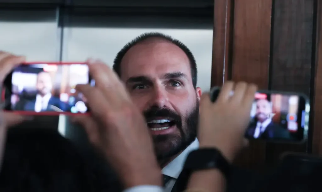 eduardo-bolsonaro-defende-rompimento-entre-pl-e-novo-apos-criticas-de-zema-a-flavio-bolsonaro