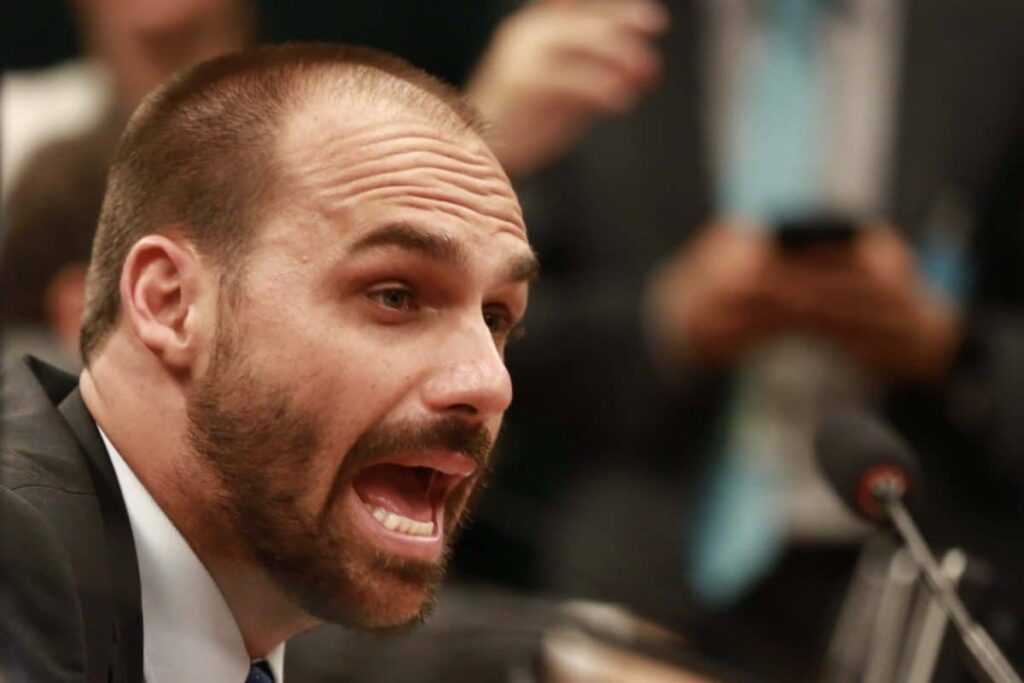 Moraes rejeita pedido para adiar e preserva julgamento de Eduardo Bolsonaro nesta terça moraes-rejeita-pedido-para-adiar-e-mantem-julgamento-de-eduardo-bolsonaro-nesta-terca