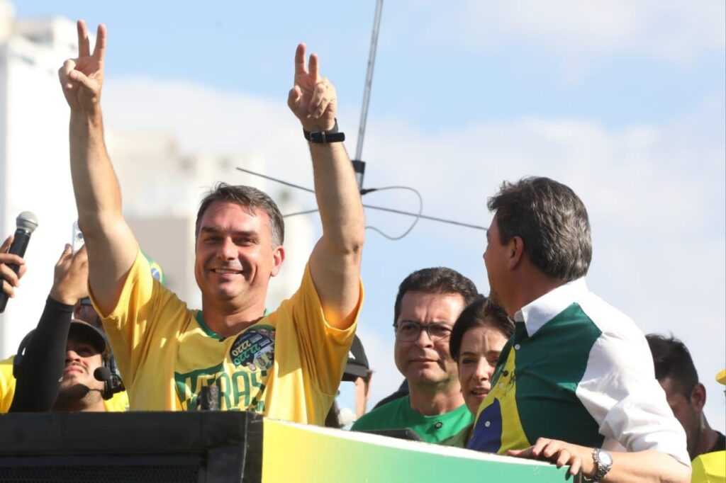 flavio-bolsonaro-volta-a-goias-para-gravar-campanha-com-artistas-sertanejos