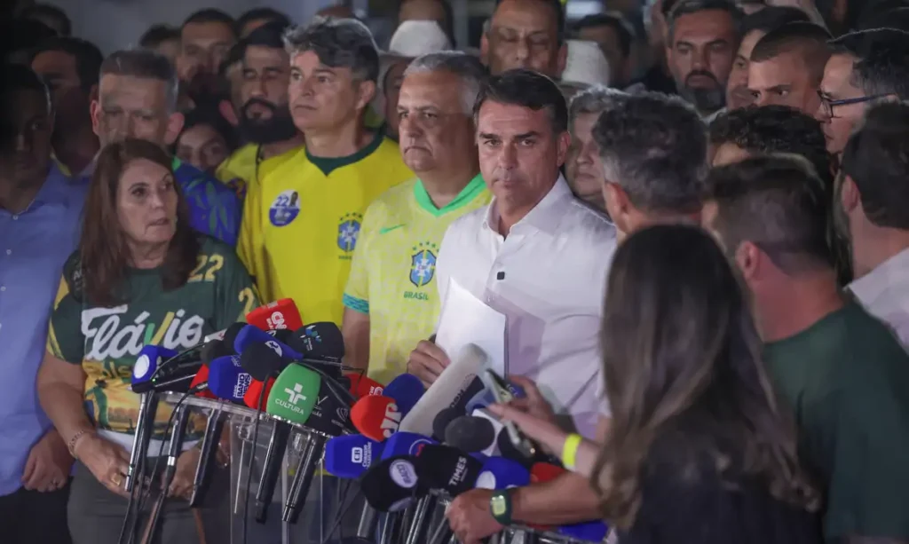 moraes-proibe-flavio-bolsonaro-de-deixar-o-brasil-e-determina-entrega-de-passaportes